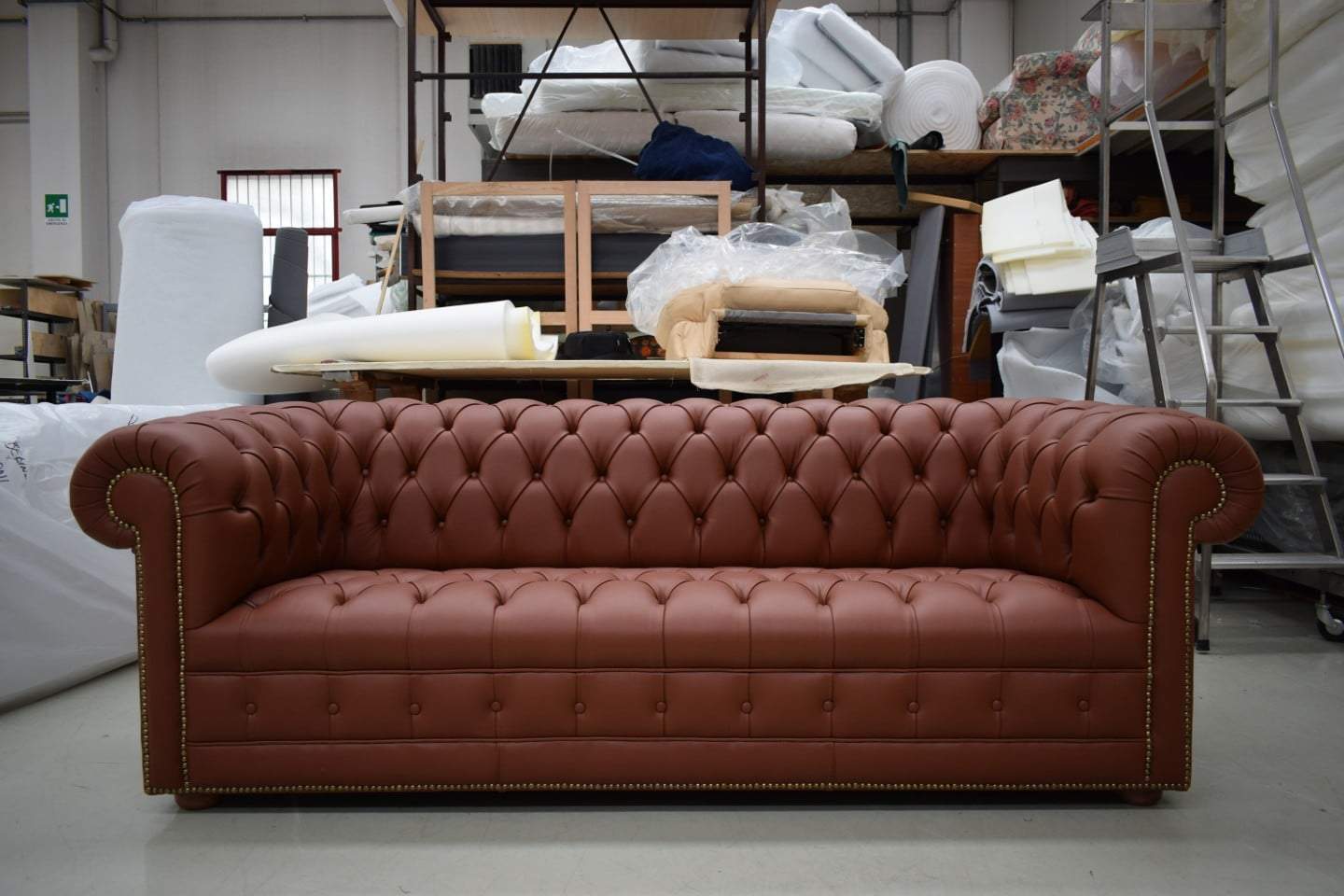 Laboratorio artigianale produzione divani Cesterfield.