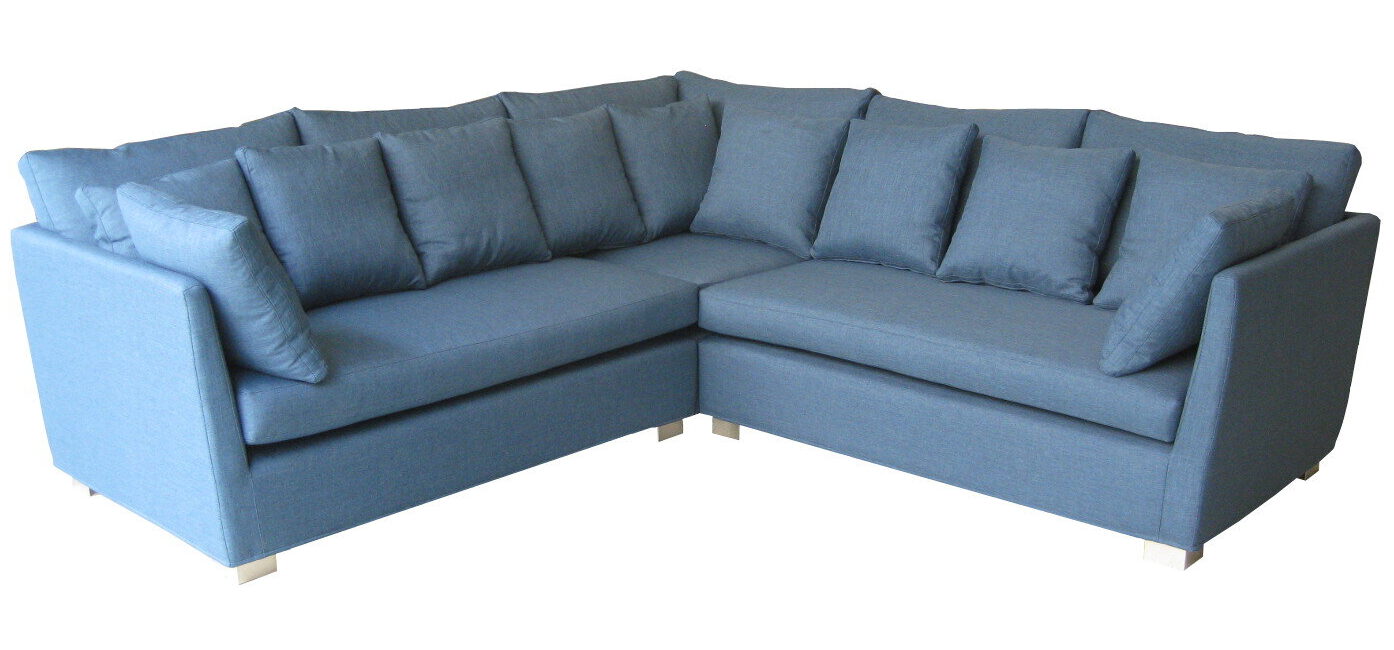 Divano angolare rivestito in tessuto di colore azzurro.