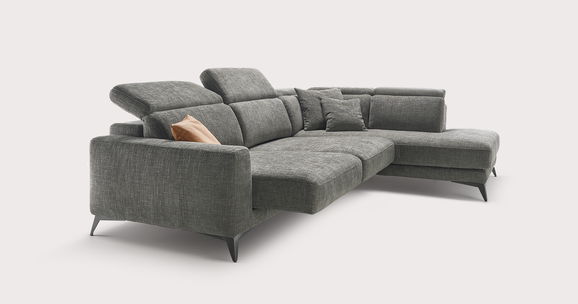 Divano Nevers con slide sedute.