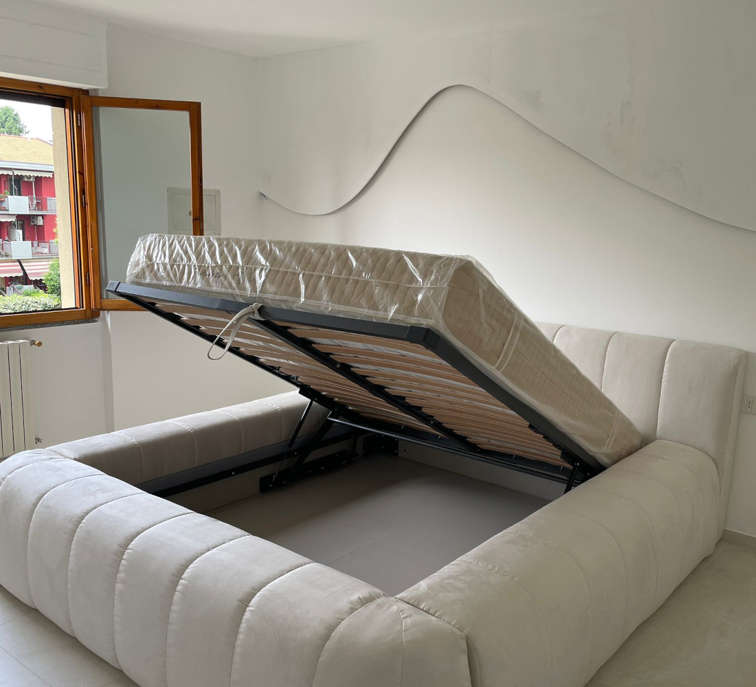 Letto matrimoniale con box contenitore rivestito microfibra.