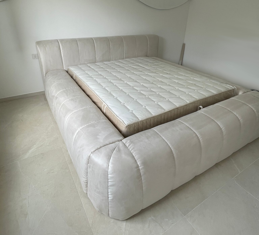 Letto matrimoniale su misura rivestito microfibra.
