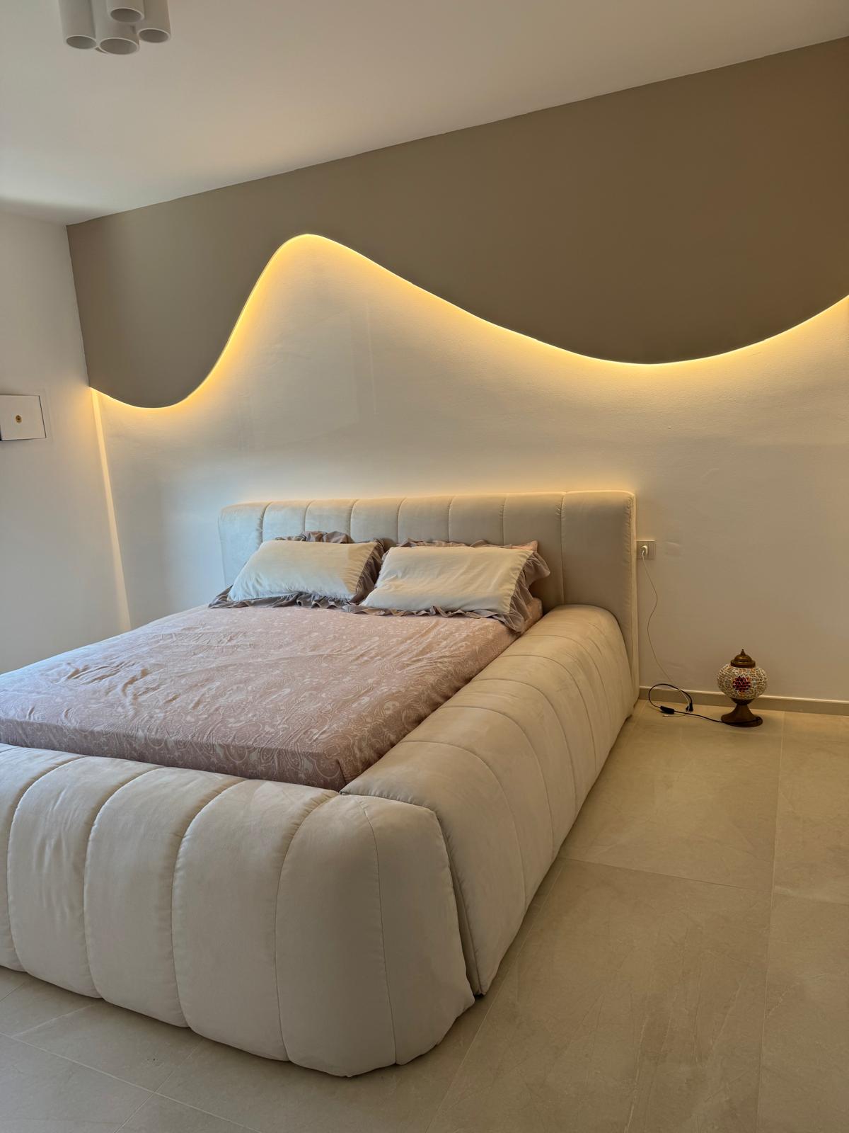 Letto matrimoniale su misura con box contenitore.