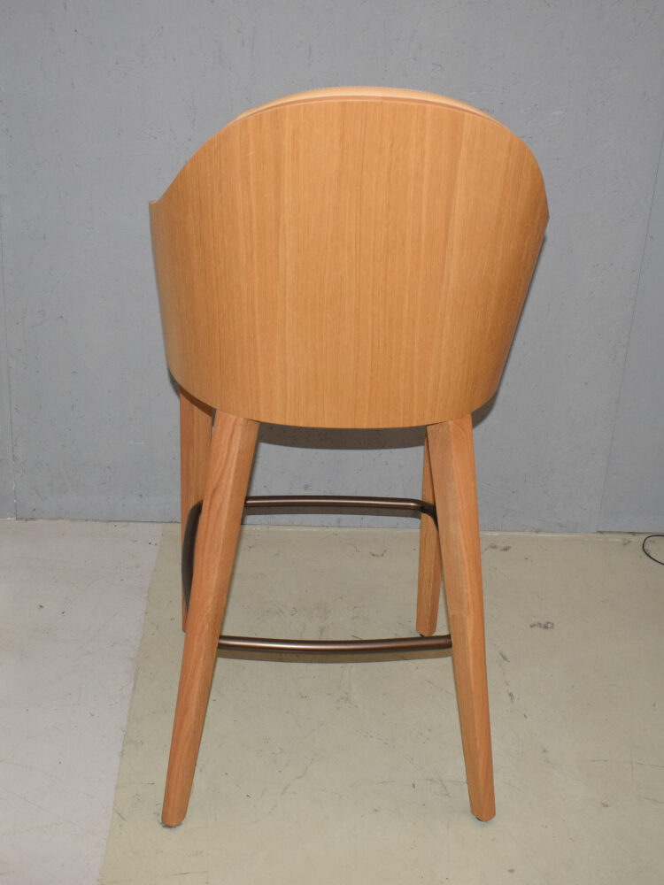Dietro sgabello in legno e metallo.