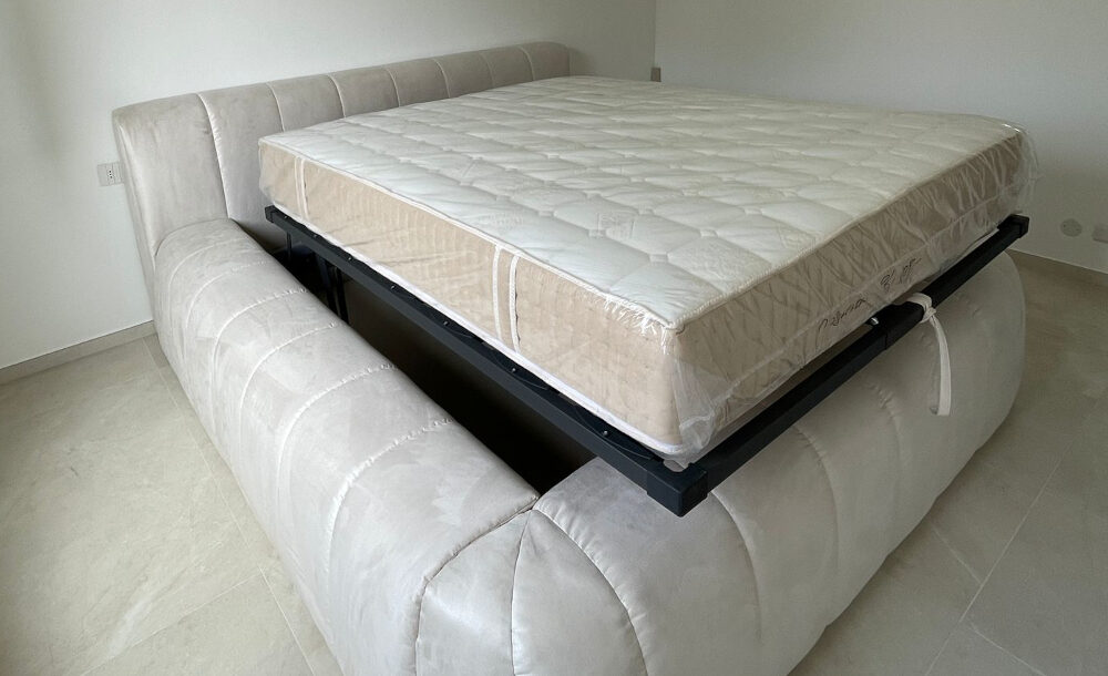 Letto matrimoniale su misura.