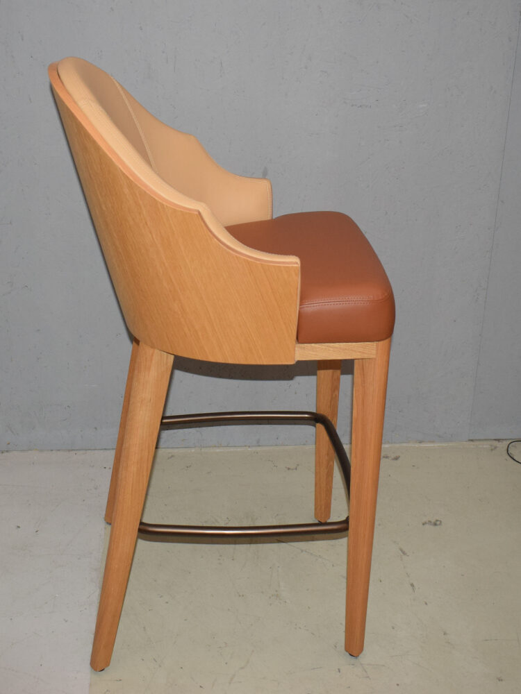 Sgabello in legno e metallo.