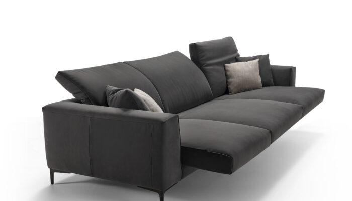 Divano moderno e minimalista grigio.