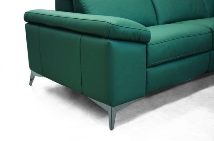 Divano in pelle verde.