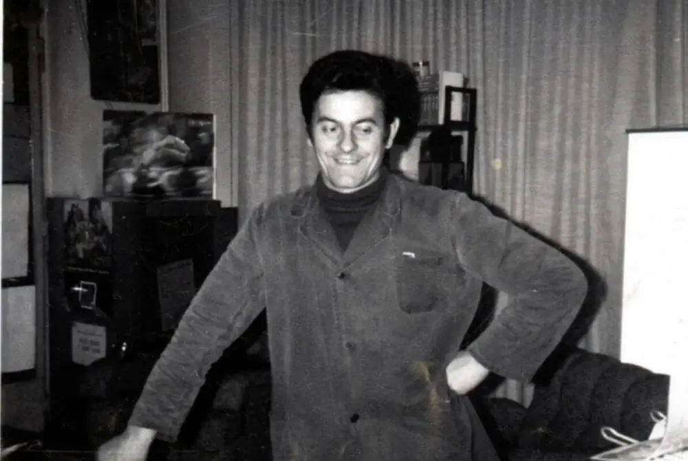 Foto-Barni-Ambrogio-fondatore-di-Abiesse-1970-divani-e-eletti.